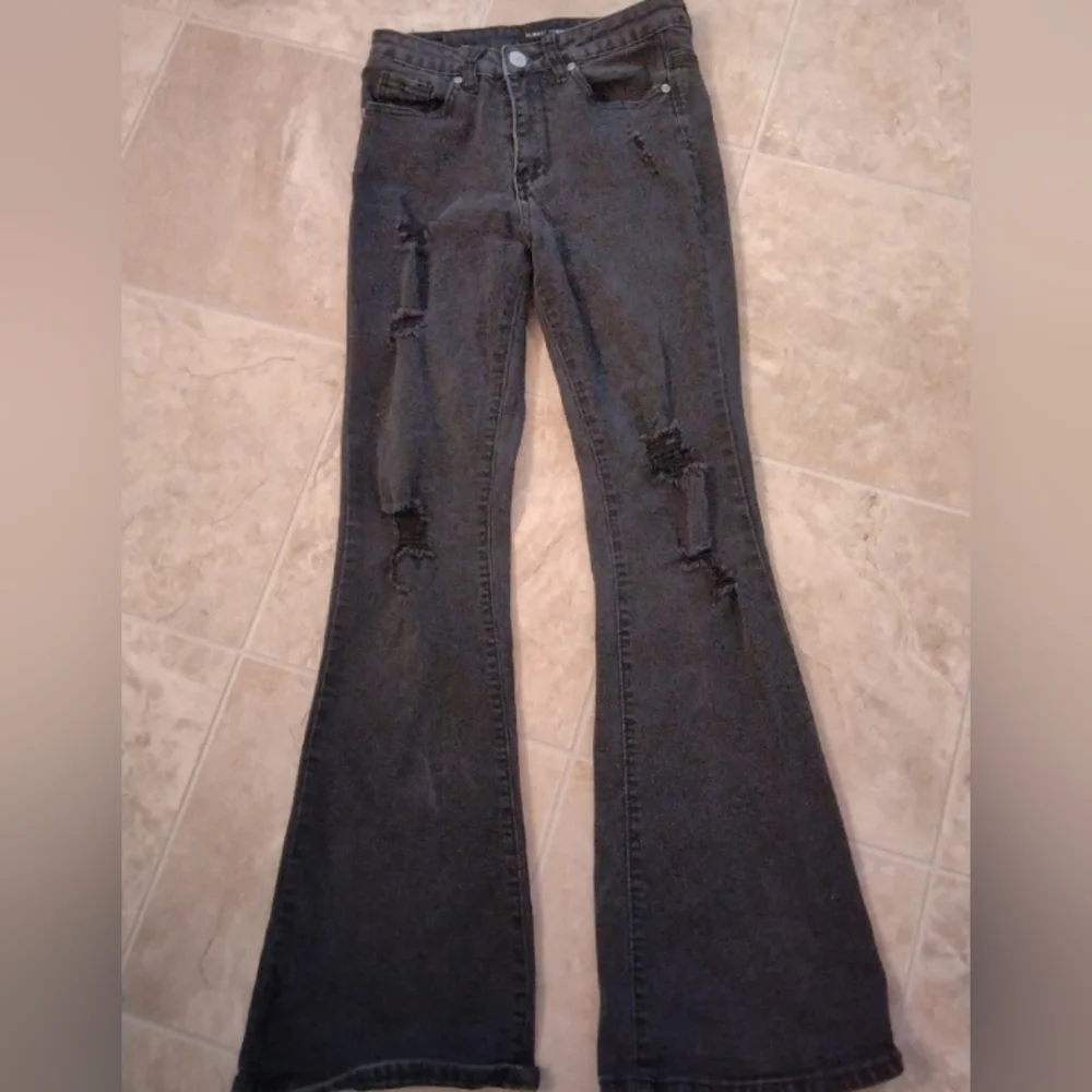 Almost Famous Ripped Jeans. Size 1 - Picture 3 of 6